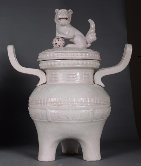 Gallé for l'Escalier de Cristal, Ceramic covered pot adorned with a Foo dog on the lid taking the traditional shape of Chinese perfume burner, circa 1870-6