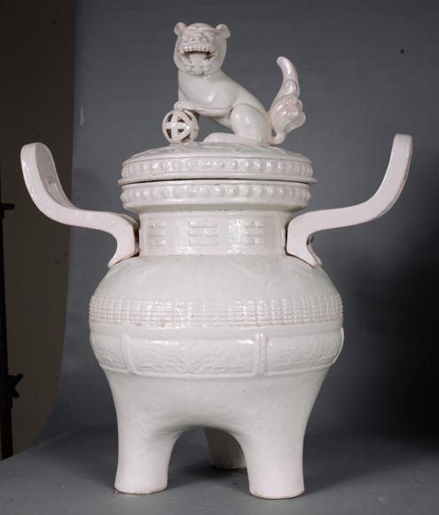 Gallé for l'Escalier de Cristal, Ceramic covered pot adorned with a Foo dog on the lid taking the traditional shape of Chinese perfume burner, circa 1870-7