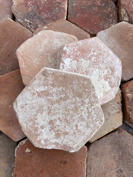 Lot of around 4,5 m² of small antique hexagonal terracotta tiles, 18th century-2