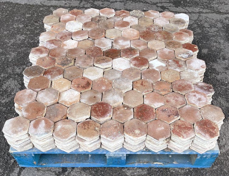 Lot of around 4,5 m² of small antique hexagonal terracotta tiles, 18th century-4