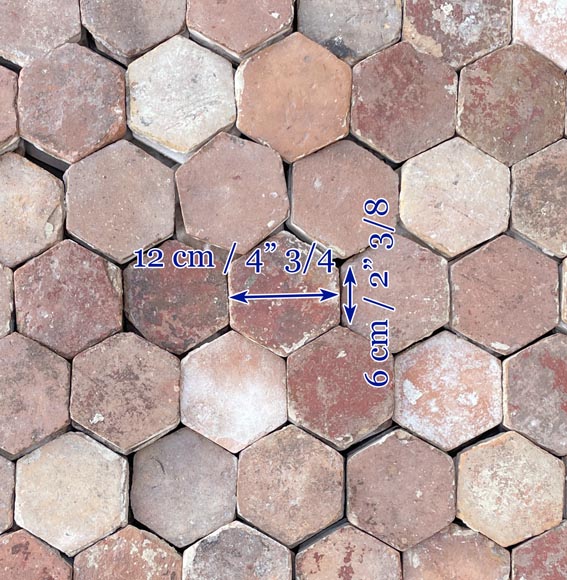 Lot of around 4,5 m² of small antique hexagonal terracotta tiles, 18th century-5
