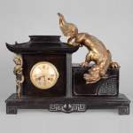 Gabriel VIARDOT (attributed to), Clock shaped as a pagoda with a Foo dog bronze, circa 1870-1880