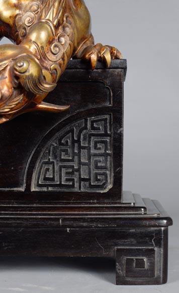  Gabriel VIARDOT (attributed to), Clock shaped as a pagoda with a Foo dog bronze, circa 1870-1880-5