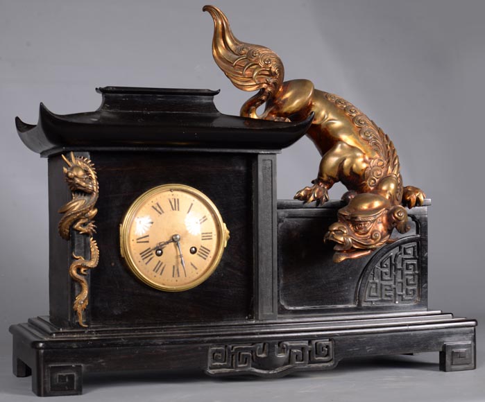  Gabriel VIARDOT (attributed to), Clock shaped as a pagoda with a Foo dog bronze, circa 1870-1880-6