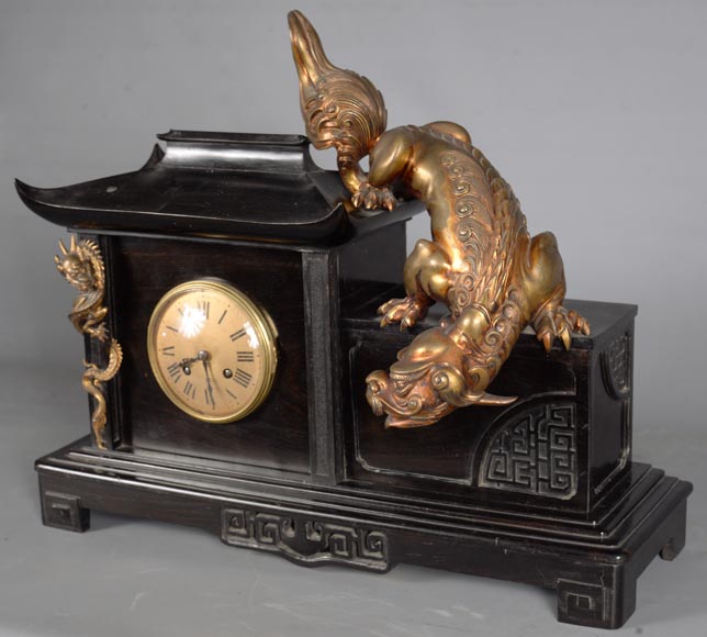  Gabriel VIARDOT (attributed to), Clock shaped as a pagoda with a Foo dog bronze, circa 1870-1880-8