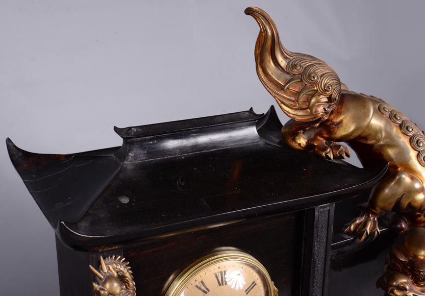  Gabriel VIARDOT (attributed to), Clock shaped as a pagoda with a Foo dog bronze, circa 1870-1880-9