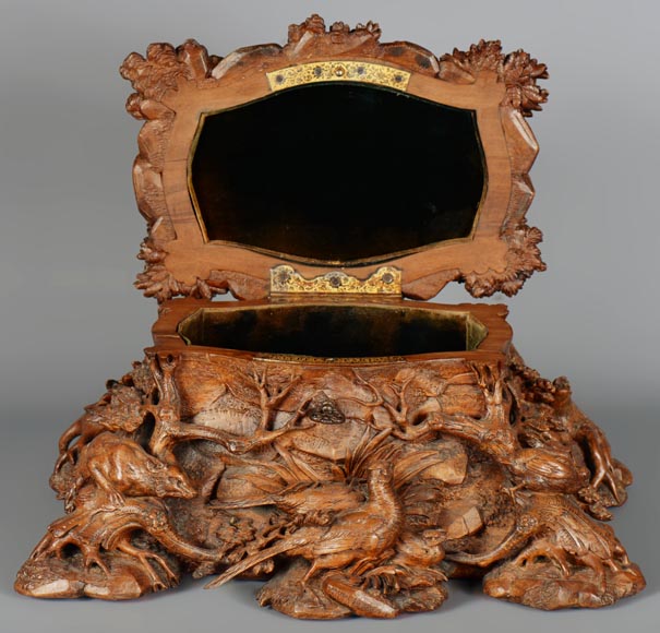 GUERET Frères - Splendid oak chest richly sculpted with a forest animal decoration-4