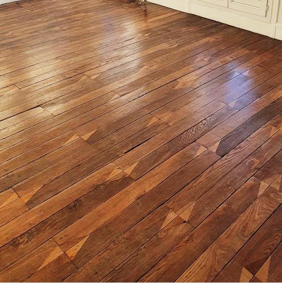 Batch of about 60 m² of linear parquet flooring adorned with