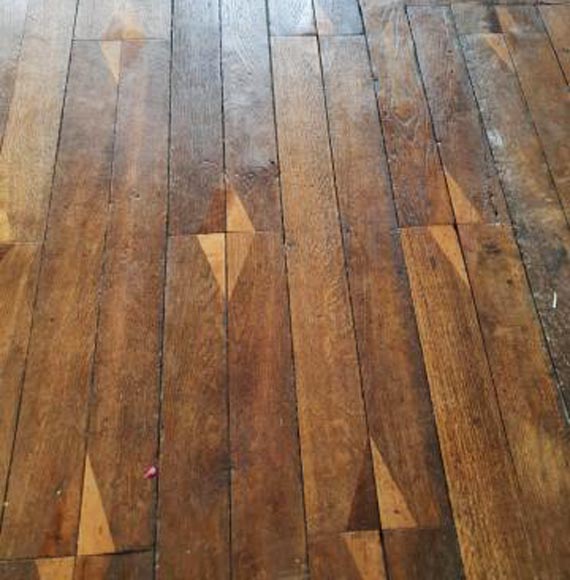 Batch of about 60 m² of linear parquet flooring adorned with