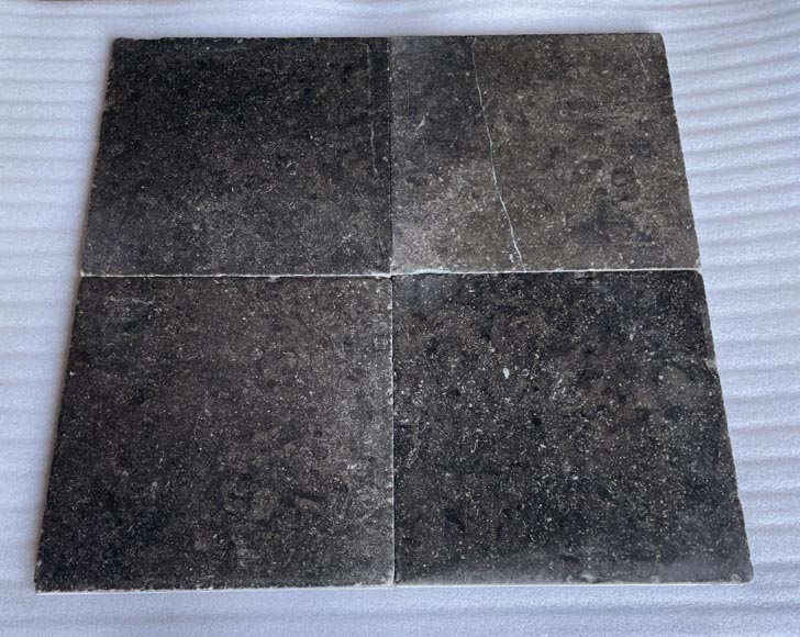 batch of about 5m² of stone flooring composed of large tiles-1