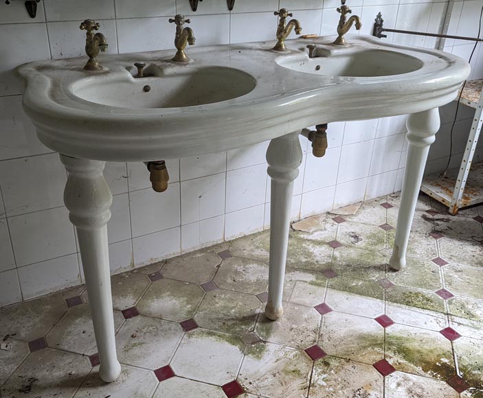 Double washbasin on feet in earthenware-1