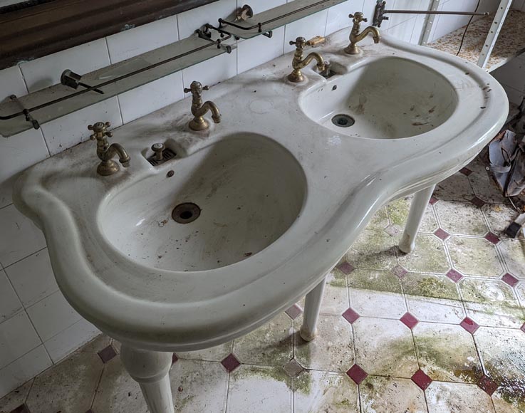 Double washbasin on feet in earthenware-3