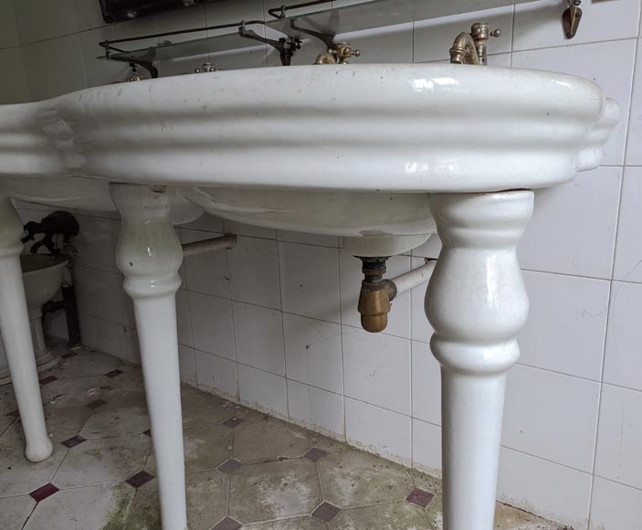 Double washbasin on feet in earthenware-5