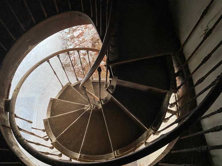 Hollow core spiral staircase-5
