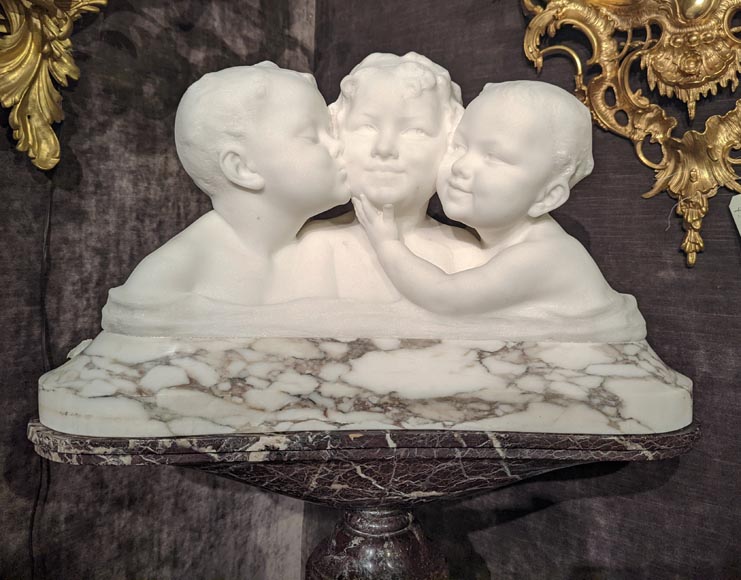 Affortunato GORI, Sculpture in Carrara marble depicting three busts of children on its original   column-1