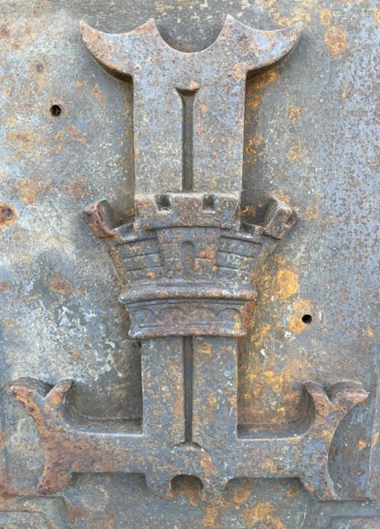 Four cast-iron pilaster bases adorned with a coat of arms-2