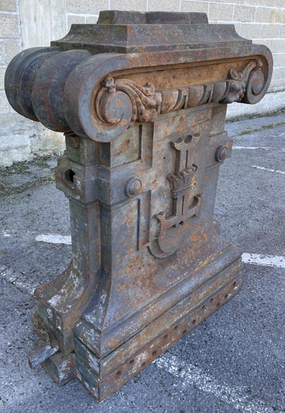 Four cast-iron pilaster bases adorned with a coat of arms-3