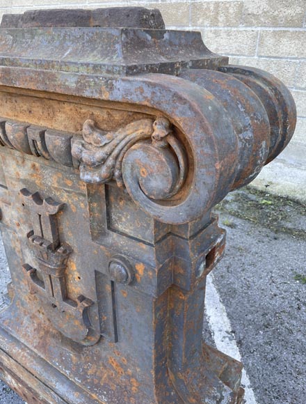 Four cast-iron pilaster bases adorned with a coat of arms-4