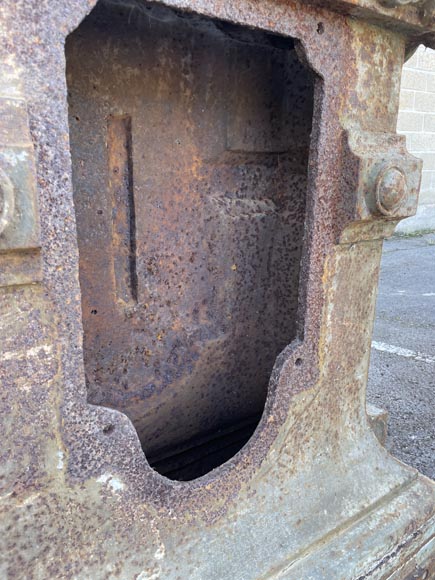 Four cast-iron pilaster bases adorned with a coat of arms-8