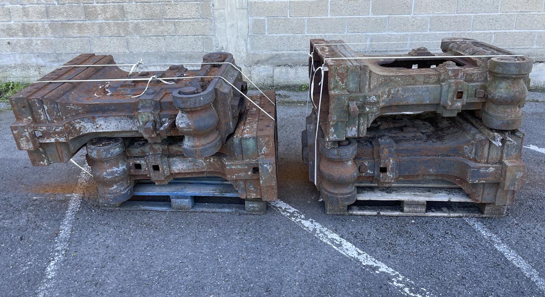 Four cast-iron pilaster bases adorned with a coat of arms-9