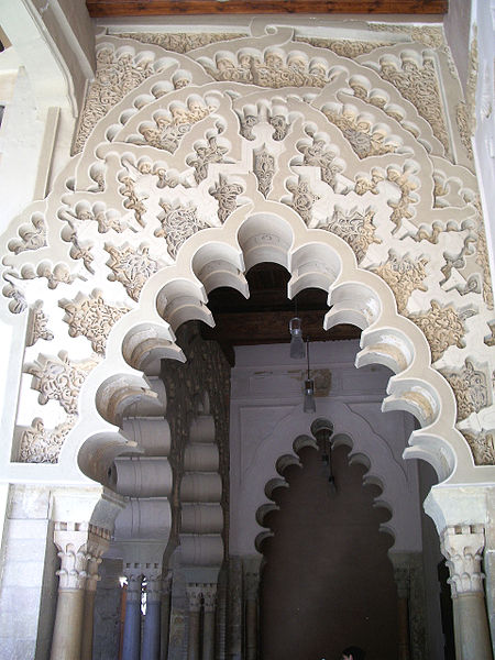 Plafonds de muqarnas dans le palais de l’Alhambra à Grenade