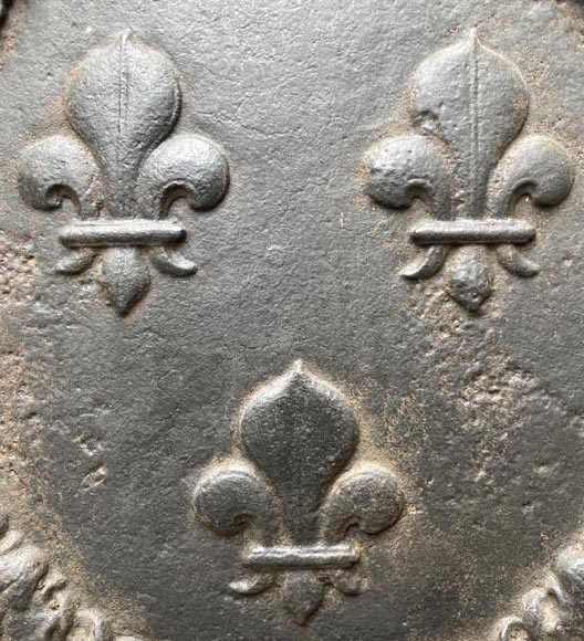 18th century fireback decorated with three lilies, emblems of the arms of France-3