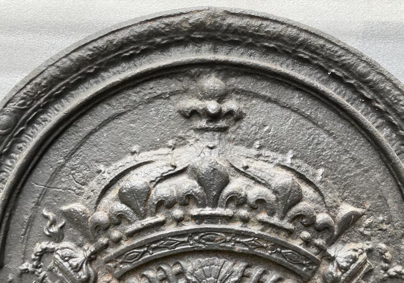 18th century fireback decorated with three lilies, emblems of the arms of France-4