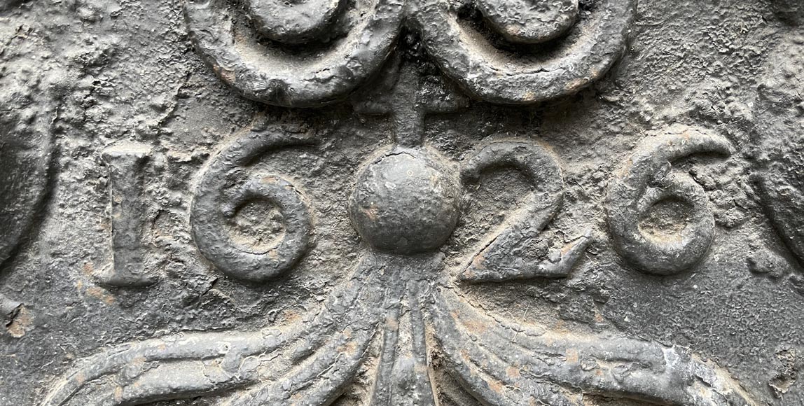 Fireback dated 1626 representing a cruciferous orb framed by two angels-1