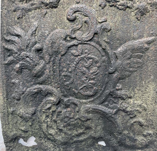 Small fireback in the Louis XV style, decorated with a medallion featuring an illuminated C.-1