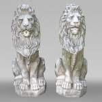 Pair of lions in sculpted marble