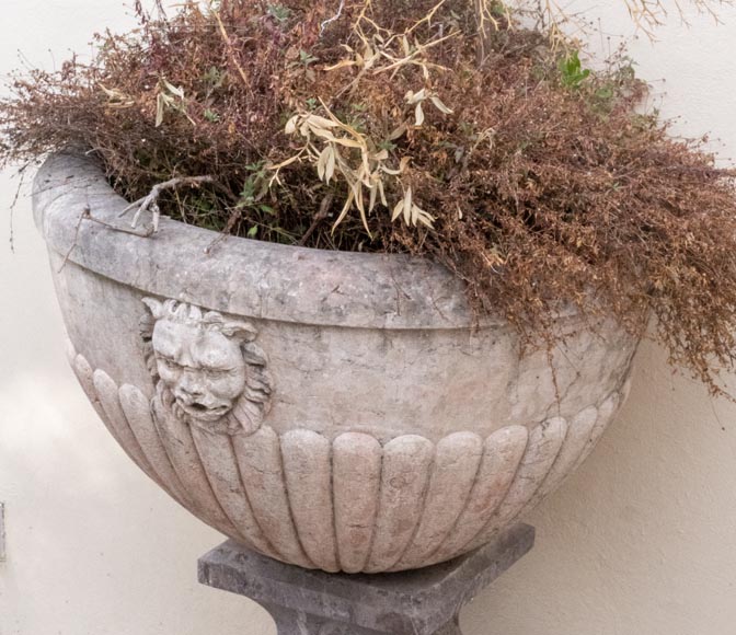 Wall fountain basin with lion head in marble-4