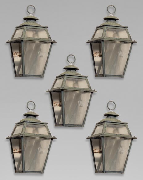 Lot of simple lanterns and their iron gallows-0