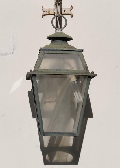 Lot of simple lanterns and their iron gallows-2