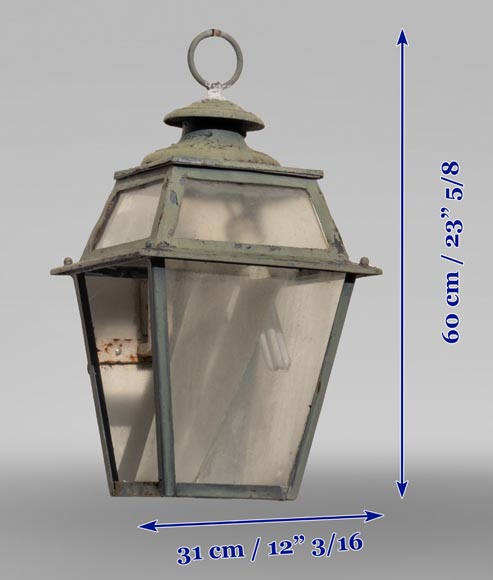 Lot of simple lanterns and their iron gallows-4