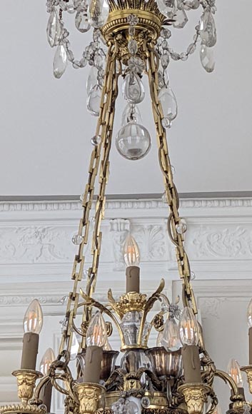 Lustre de style Louis XVI en bronze doré et cristaux orné de têtes de ...