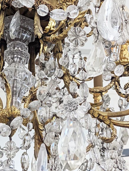 Louis XVI style chandelier in gilt bronze and crystals decorated