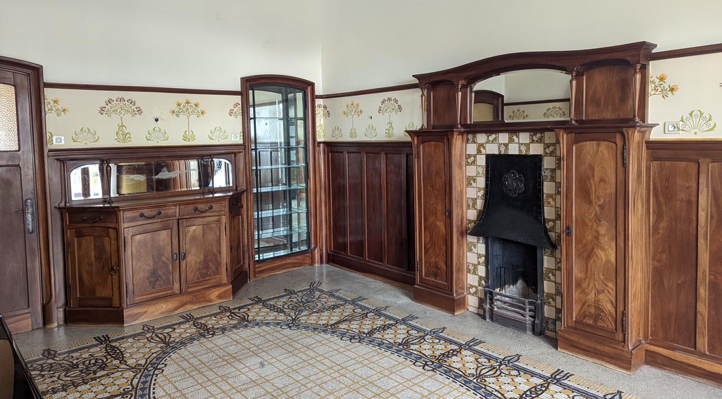Art Nouveau style mahogany woodwork with fireplace - Paneled rooms