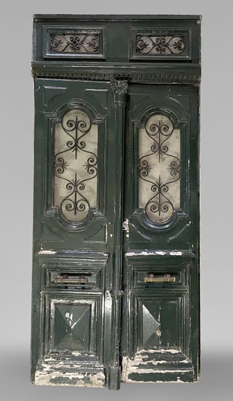 Porte cochère with cast-iron grate-0