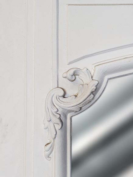 Regency-style moulded trumeau with rounded frame and acanthus leaves in the corners-2