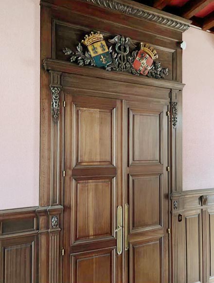 Neo-Renaissance base panelling with lions-2