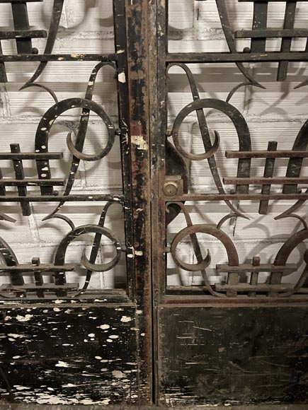 Double cast iron door with geometric decoration-2