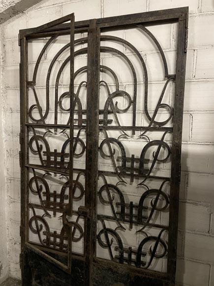 Double cast iron door with geometric decoration-3