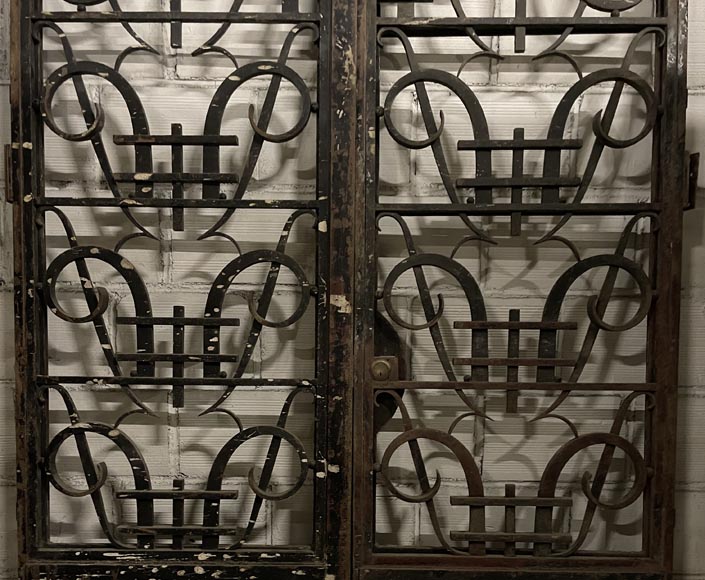 Double cast iron door with geometric decoration-5