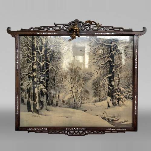 aponesque frame in carved wood and mother-of-pearl marquetry, decorated with a bronze dragon, with its silk painting depicting a winter landscape