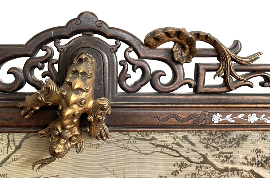 japonesque frame in carved wood and mother-of-pearl marquetry, decorated with a bronze dragon, with its silk painting depicting a winter landscape-2