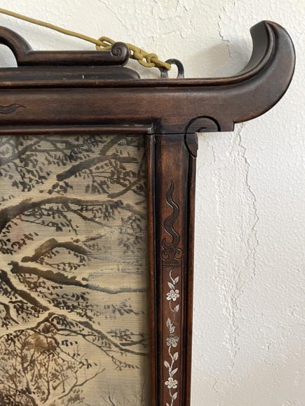 japonesque frame in carved wood and mother-of-pearl marquetry, decorated with a bronze dragon, with its silk painting depicting a winter landscape-3