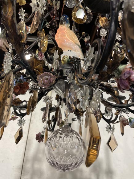 Patinated brass chandelier decorated with flowers and a polychrome porcelain parakeet Patinated brass chandelier decorated with flowers and a polychrome porcelain parakeet-6