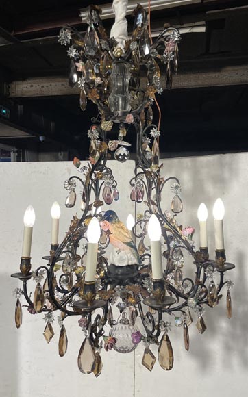 Patinated brass chandelier decorated with flowers and a polychrome porcelain parakeet Patinated brass chandelier decorated with flowers and a polychrome porcelain parakeet-8