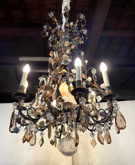 Patinated brass chandelier decorated with flowers and a polychrome porcelain parakeet Patinated brass chandelier decorated with flowers and a polychrome porcelain parakeet-9