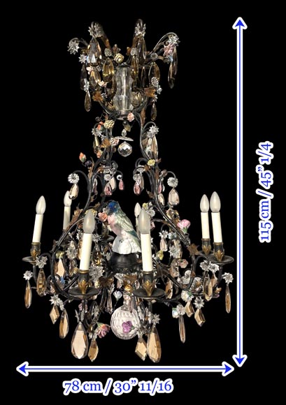Patinated brass chandelier decorated with flowers and a polychrome porcelain parakeet Patinated brass chandelier decorated with flowers and a polychrome porcelain parakeet-10